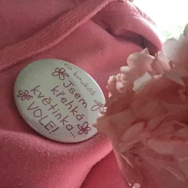 Odznáček  s potiskem Placka bílá Křehká květinka