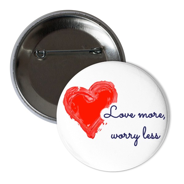 Odznáček  s potiskem Love more, worry less